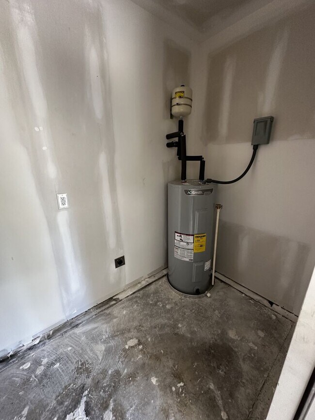 Building Photo - 3BR Home with Fresh Updates