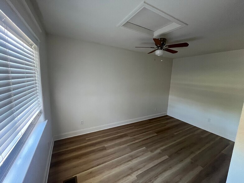 Building Photo - 705 Summer Cir