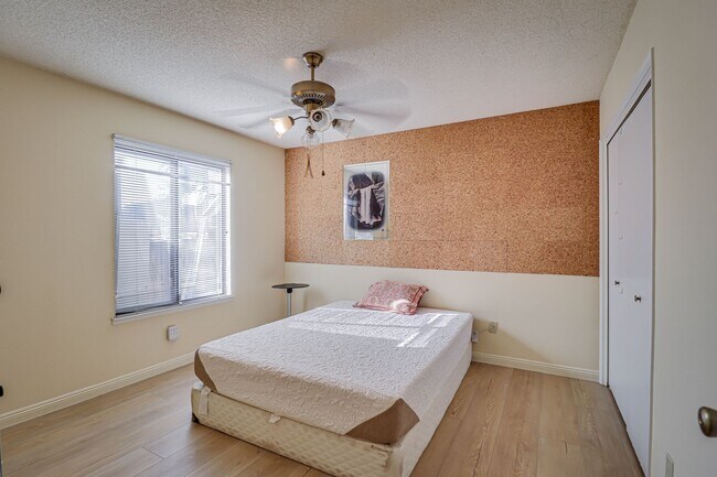 Building Photo - Great Laurelglen Home!