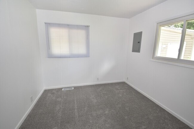 Building Photo - 3 bedroom 1 bath home in Edison Park