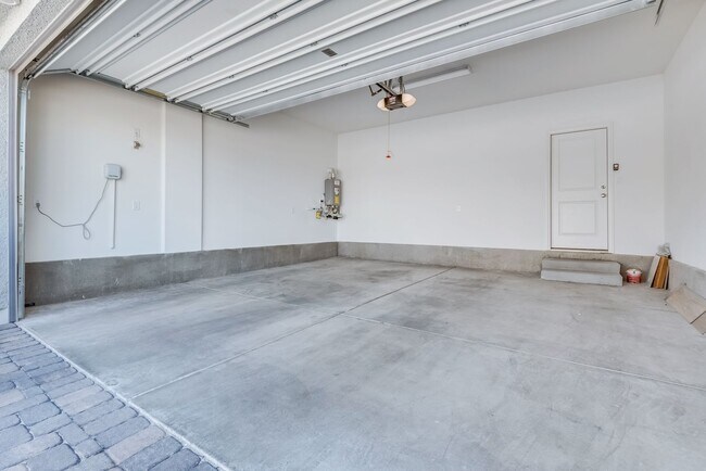 Building Photo - Highly upgraded, spacious, 4 bedroom home ...