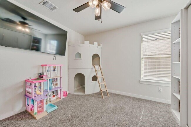 Building Photo - "Energy-Efficient 4-2 Home with Designer Finishes and a Spacious Backyard Retreat!"