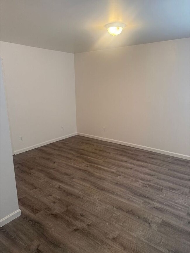 Building Photo - Great 2 Bedrooms 1 Bath