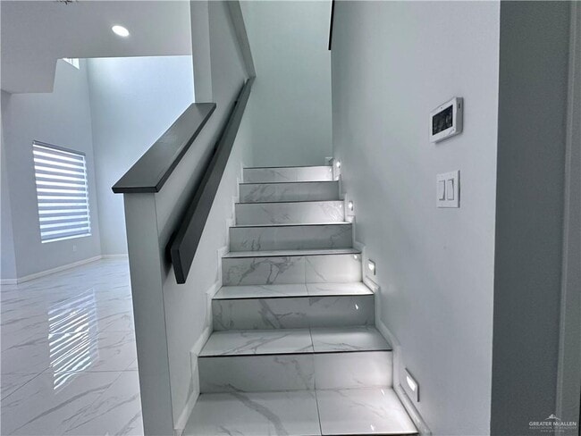 Building Photo - 21 Sunset Dr