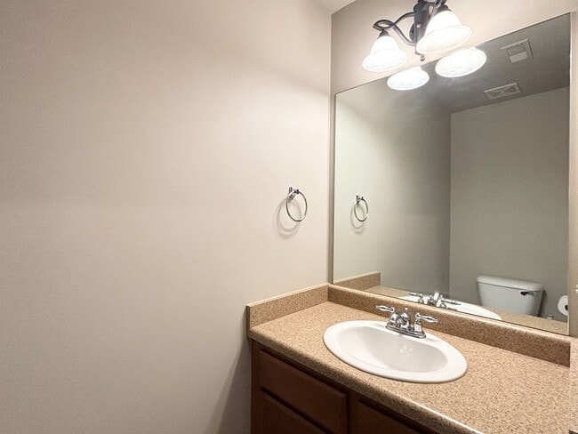 Building Photo - Lovely Townhome at Cottages on Ninth!