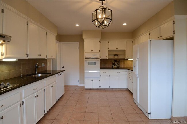 Building Photo - 4 Knollwood Rd