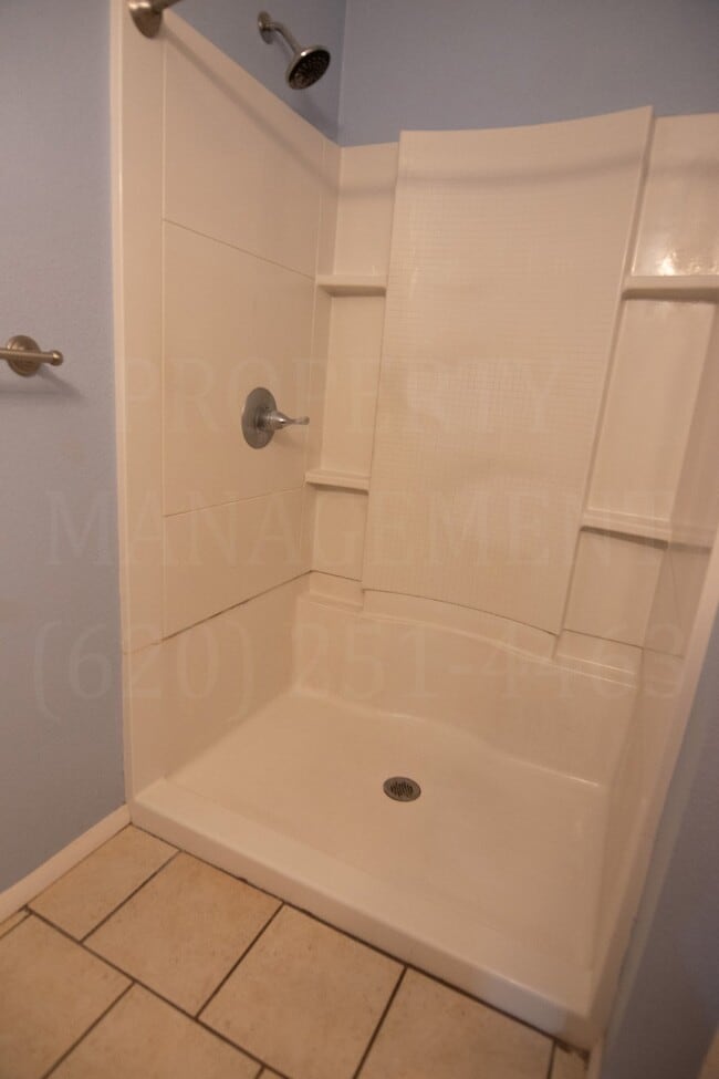 Building Photo - 4 Bedroom 2 Bath