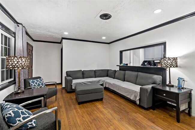 Building Photo - 5923 Moonmist Dr