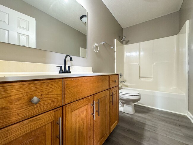 Building Photo - Cute 3 Bed 2.5 Bath Home in Fayetteville with Fenced Yard