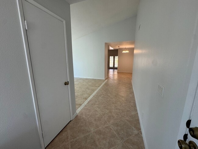 Building Photo - 4 bedroom - 2 Bathroom