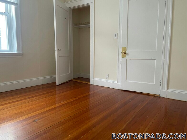 Building Photo - 518 Cambridge St