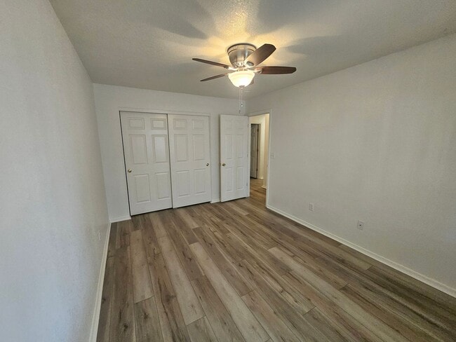 Building Photo - 3 Bedroom Home in Holiday Shores