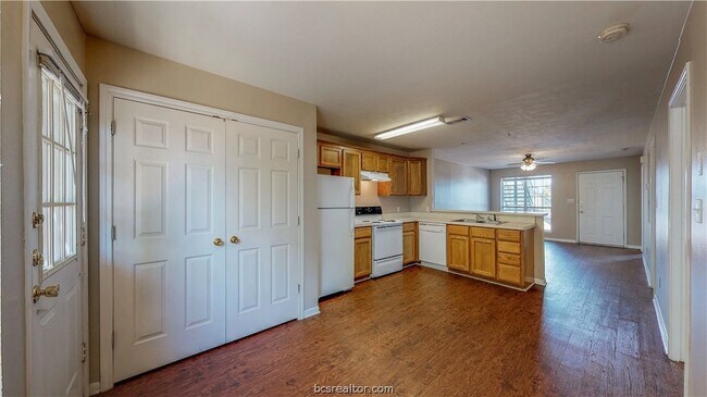 Building Photo - 1509 Hollowhill Drive Unit A