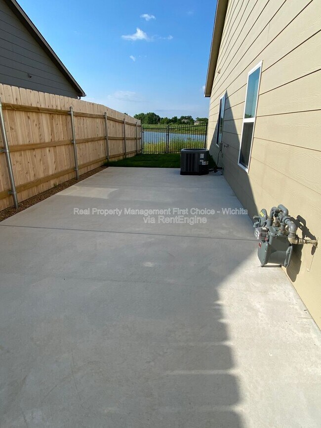 Building Photo - 412 S Longbranch Dr