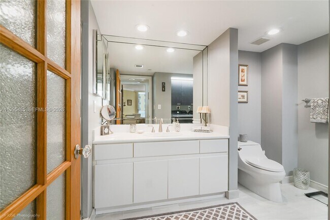 Building Photo - 16425 Collins Ave