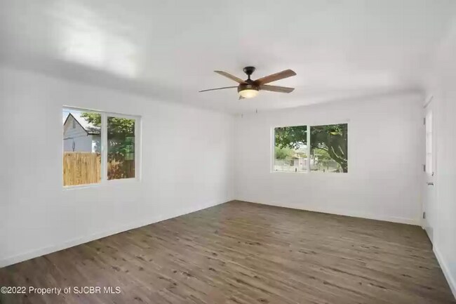 Building Photo - 512 W Ross St