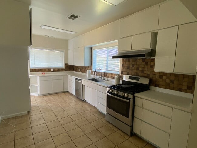 Building Photo - Large 3bd 2 ba home with a great country feel.