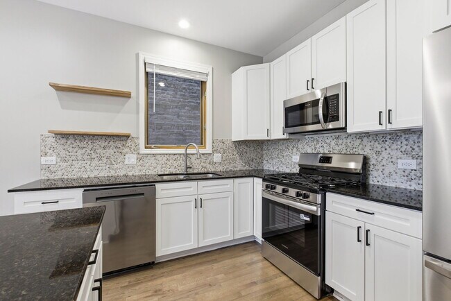 Building Photo - 943 N Leavitt