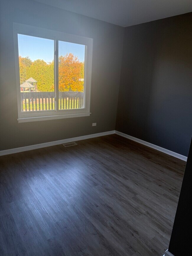 Building Photo - 1319 Kingsbury Dr