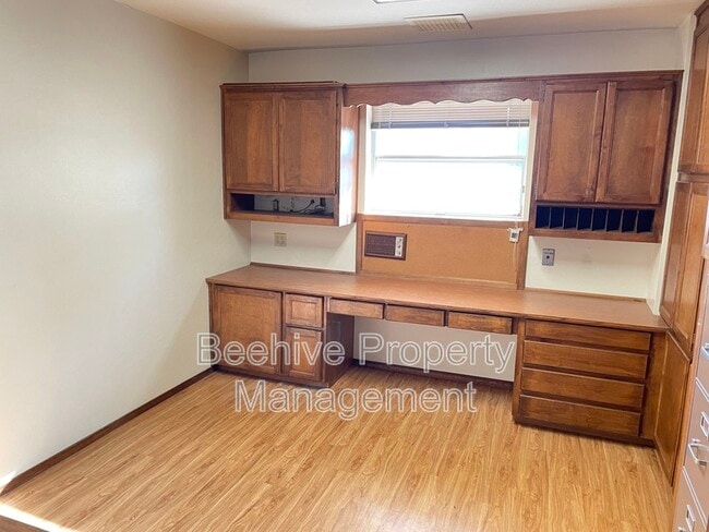 Building Photo - 1420 N Center St