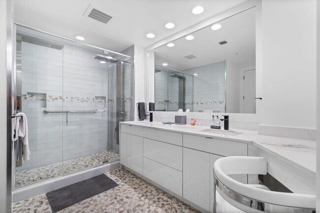 Building Photo - 347 N New River Dr E