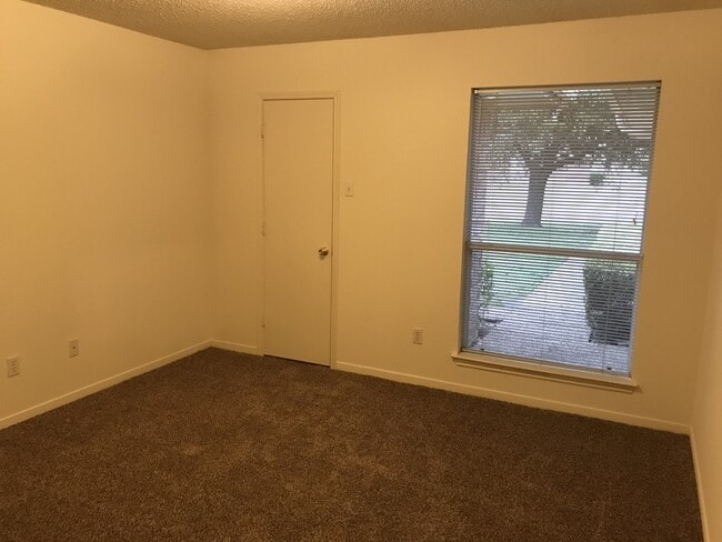 Building Photo - 1000 Parkview Cir