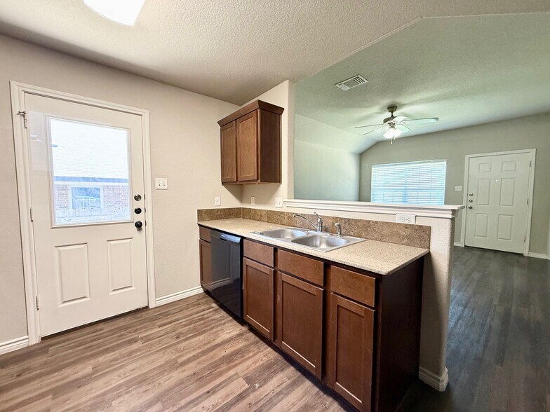 Building Photo - 634 Paseo Del Plata #B