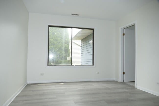 Building Photo - 1076 Crestwood Ln