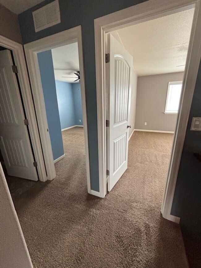 Building Photo - 4 Bedroom 3.5 Bath Townhome in Saddle Ridge!!!