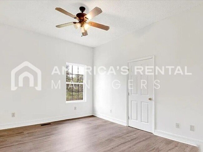 Building Photo - Room to Roam: Expansive Home with Screened Porch - Coming Soon!!