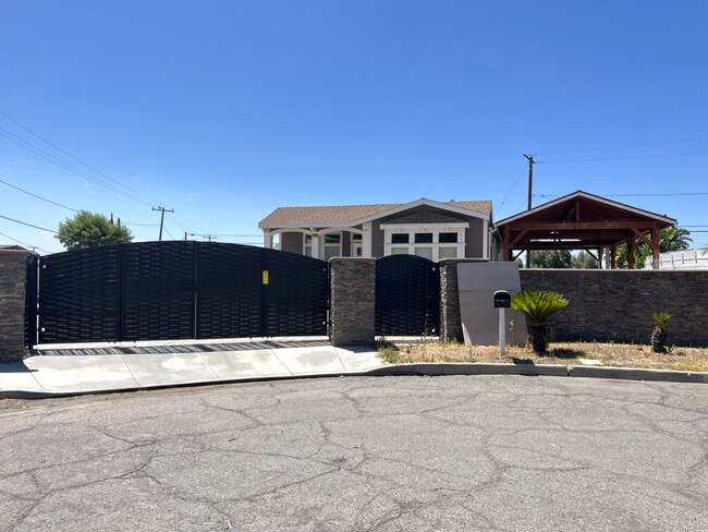 Building Photo - 2203 Portola St
