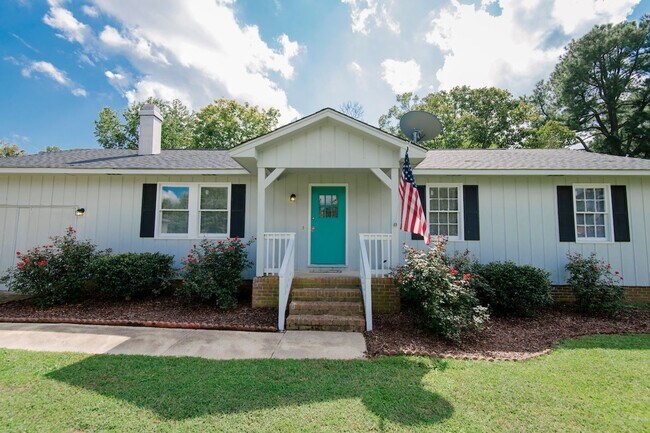 Building Photo - Adorable ranch home with huge fenced yard mid June!