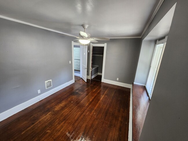 Building Photo - 3 Bedroom House