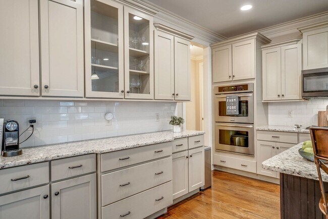Building Photo - Custom built home in a great location in B...
