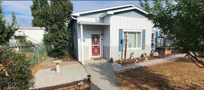 Building Photo - 122 Ginkgo St S