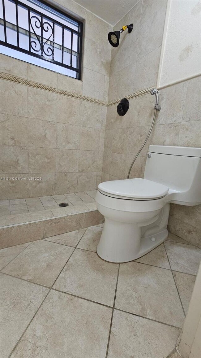 Building Photo - 13715 Kendale Lakes Cir