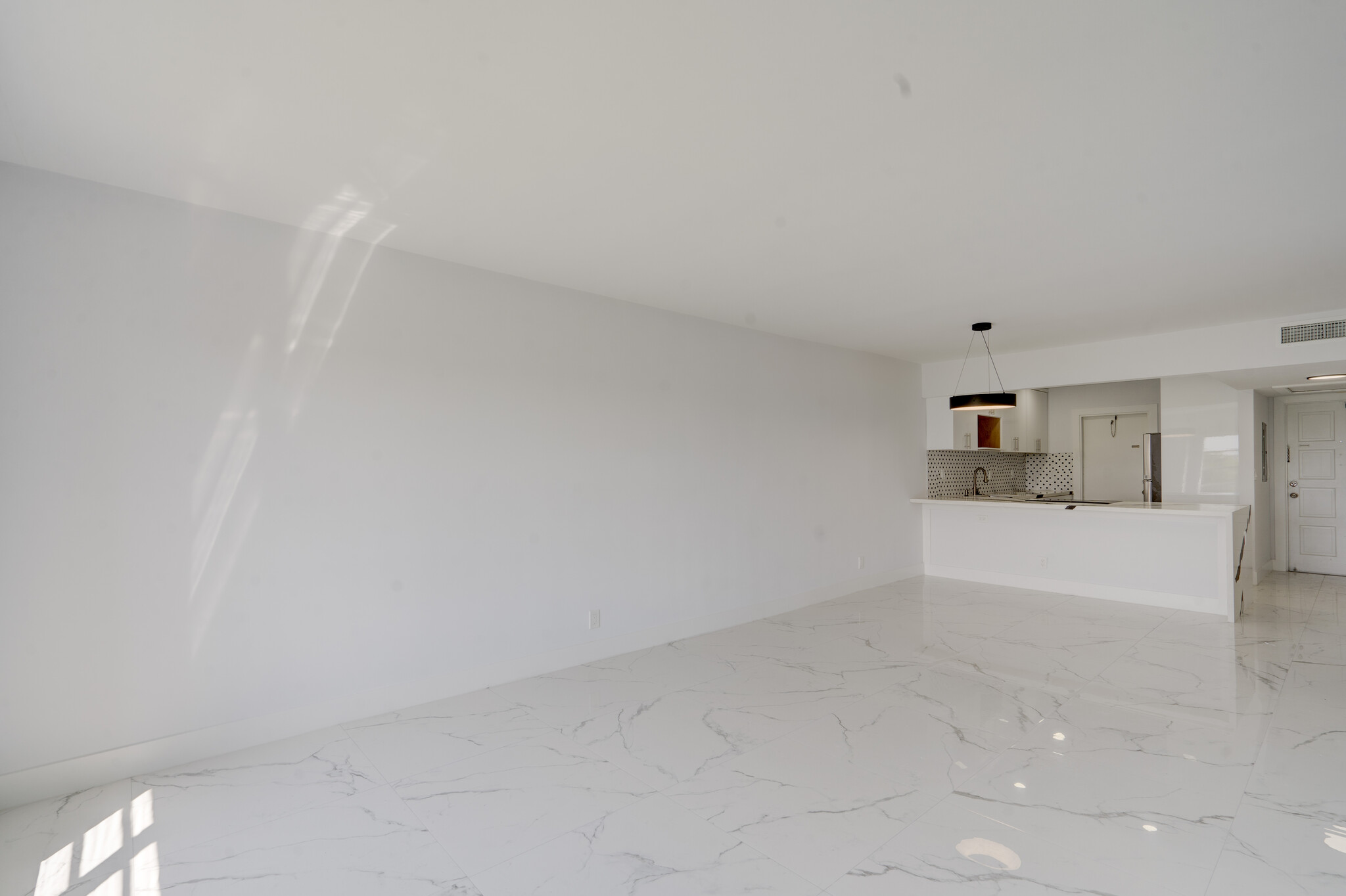 Building Photo - 3050 N Palm Aire Dr
