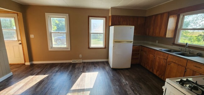 Building Photo - 2 bedroom 1 bath house