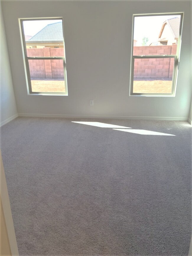 master bedroom fits a king size bedbed. - 1043 W Seminole Dr