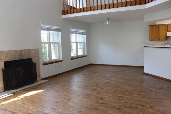 Building Photo - Gorgeous 2 Story End Unit in Lakewood!