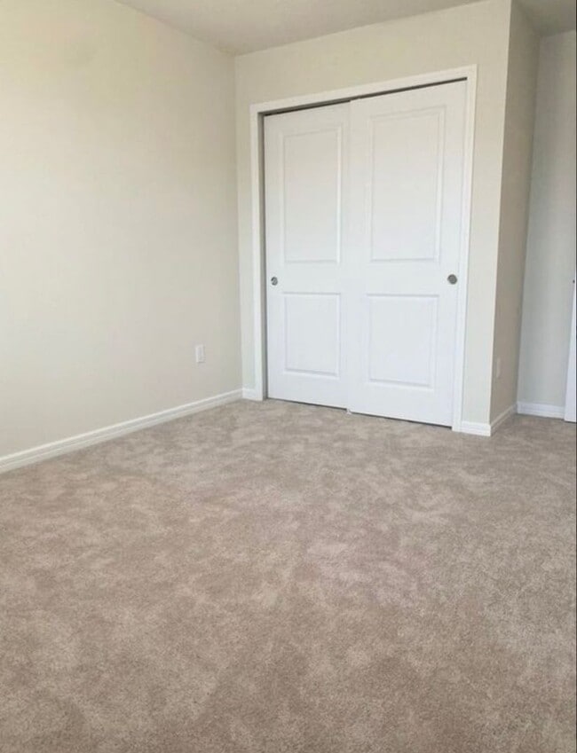 Building Photo - Isles of Lake Nona!! 3 Bedroom 2.5 Bathroom End Unit Townhome