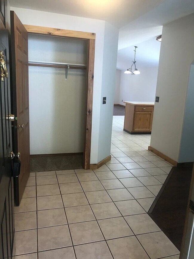 Building Photo - Spacious Single Level 3bd 2.75bath available Dec. 9th