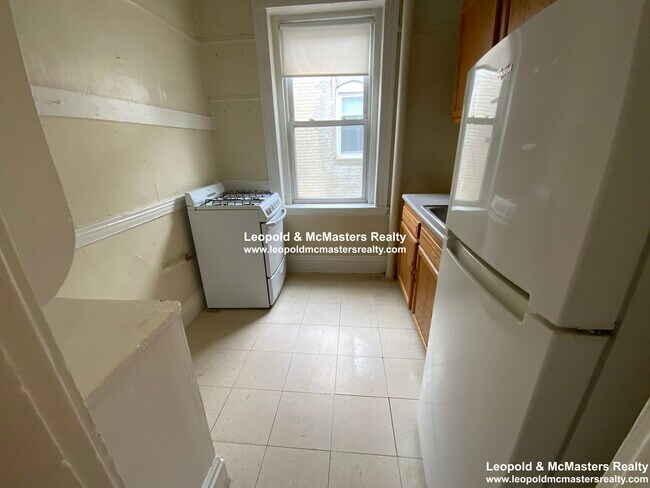 Building Photo - 159 Kelton St