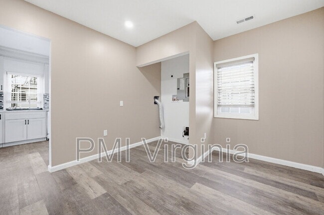 Building Photo - 402 Heffelfinger St