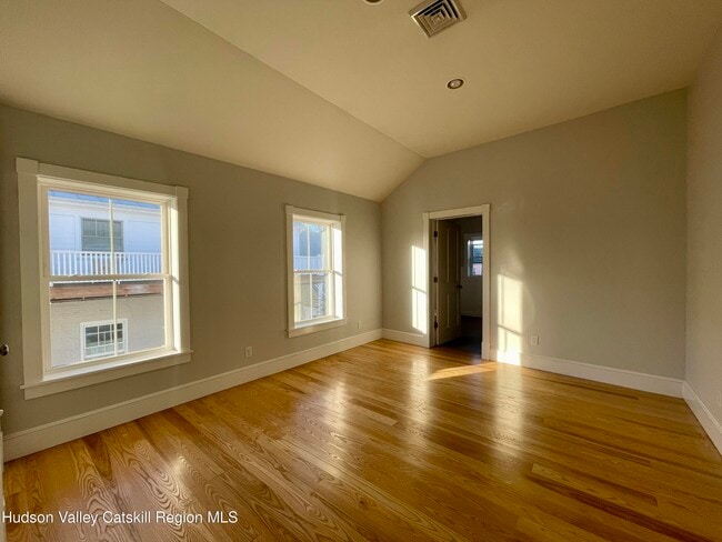 Building Photo - 536 Columbia St