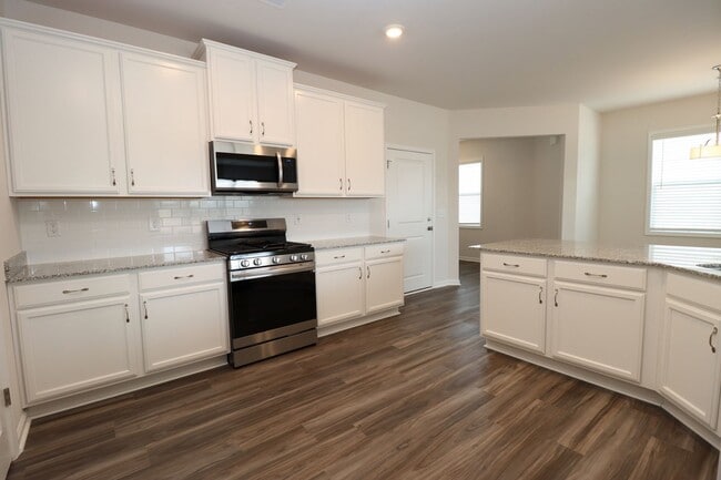 Building Photo - Spacious 3BR Home with Community Pool!