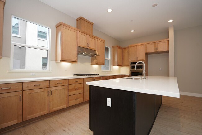 Building Photo - New Construction End Unit Luxury Townhome in Central Sunnyvale Location!