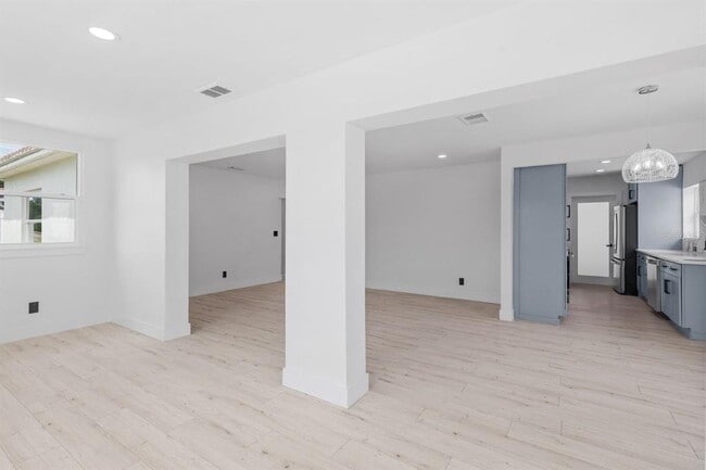 Building Photo - 715 40th Ave NE