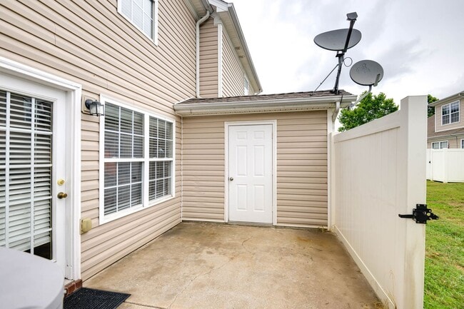 Building Photo - Lee Crossing Neighborhood, Easy access to ...
