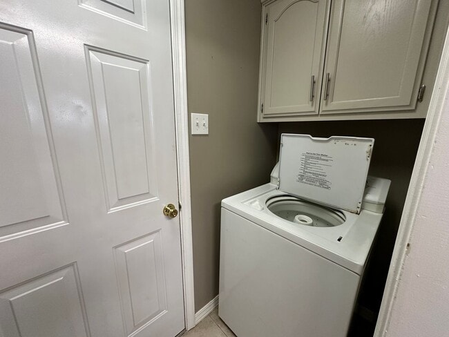 Building Photo - Come take a look at this 3-bedroom 2-bath home on the West side of Russellville.